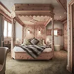 Отель Le Chabichou & 5*